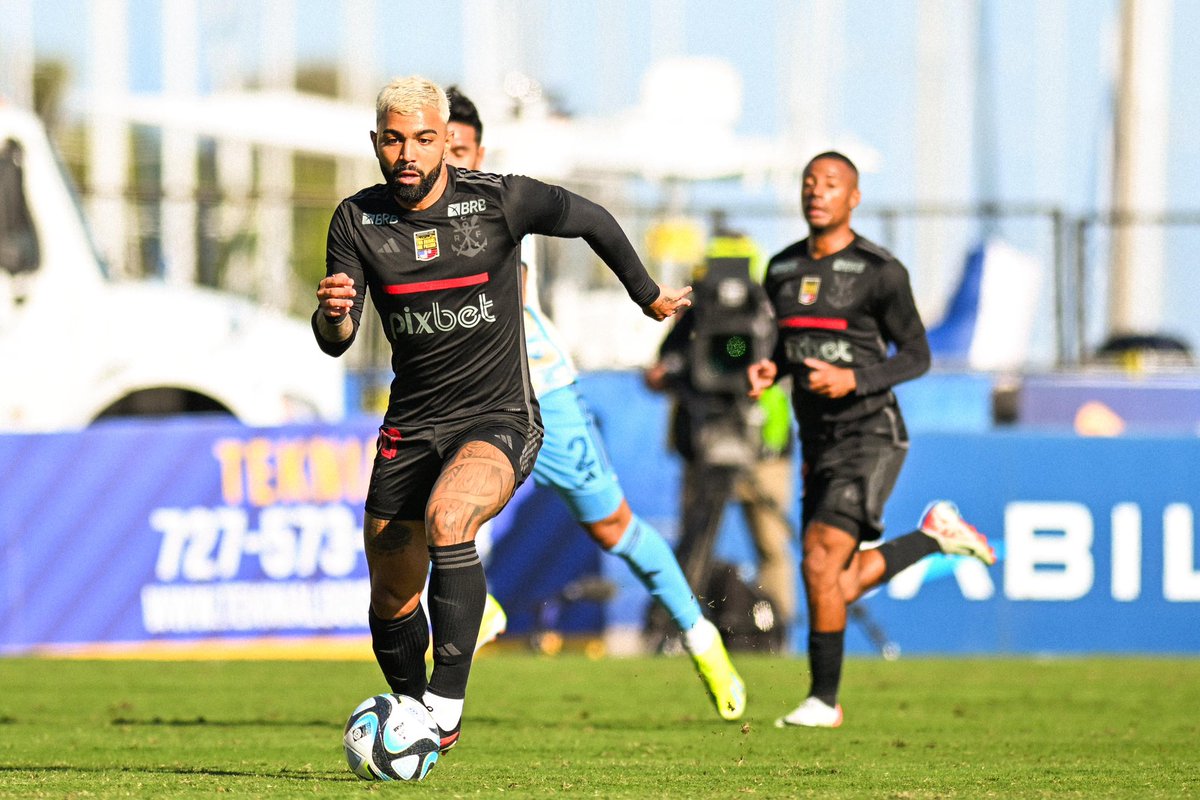 gabigol's tweet photo. Obrigado Nação, mais uma tarde linda ao lado de vocês.. Seguimos a preparação para um ano incrível 🙌🏽❤️🖤 https://t.co/epnSCf4bDQ