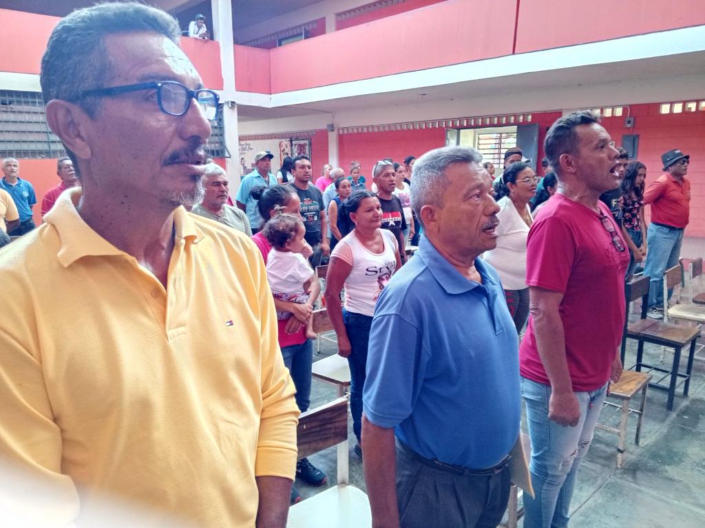 #21Enero🔴⚫🇻🇪 Se realizó con absoluta victoria el Secretariado Regional Ampliado en el Estado @CojedesMRT, con la entonación de nuestro glorioso himno Tupamaro, acompañado por la DN, presidida por nuestro Sec. Gral. Nal. @WBenavides_MRT #VenezuelaHumanista