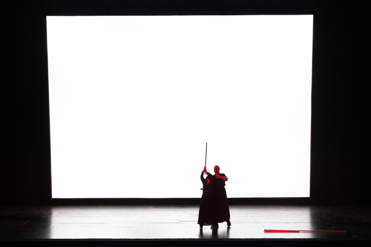 JordiMadd's tweet photo. Irregular #estrena #DieWalküre a @LaMonnaieDeMunt nova coprod. amb @Liceu_cat signada per R.#Castellucci. Imatges estimulants, pero un final massa ascètic i àrid. Animals vius a escena: gos, coloms, cavalls…un cast solvent i una batuta #Altinoglu, més lírica q dramàtica. #Wagner https://t.co/5x8K1R5vBZ