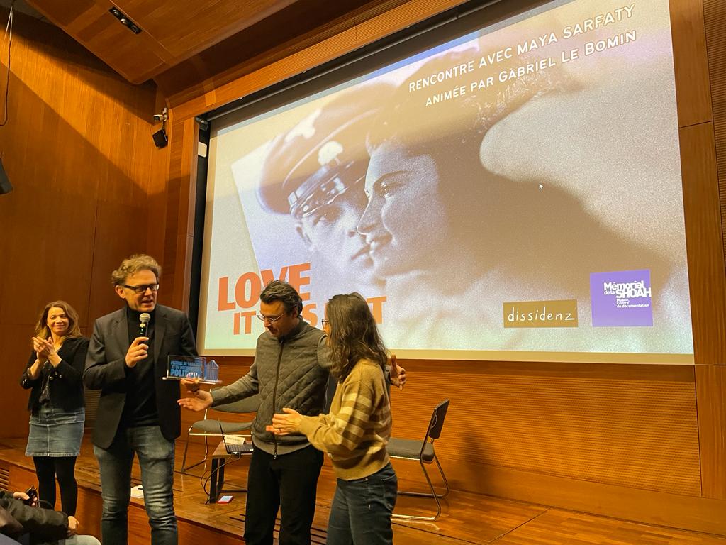 Gabriel Le Bomin Président et Mario Stasi, Membre du jury 2023 ont officiellement remis à Maya Sarfaty, réalisatrice, le prix du documentaire 2023 du Festival de la Fiction et du Documentaire Politique de la Baule à l'occasion de la projection de son film au Mémorial de la Shoah.