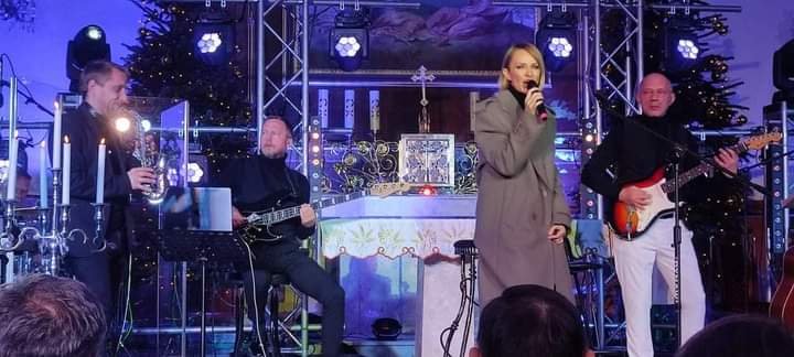 Stanislaw_Szwed's tweet photo. Wspaniały koncert kolęd i pastorałek zespołu #VariusManx i @KasiaStankiewicz w kościele Przemienia Pańskiego w Buczkowicach. Dziękuję ks.Proboszczowi Markowi Bandurze za kolejny piękny wieczór 🇵🇱 https://t.co/SII8xwTkCQ