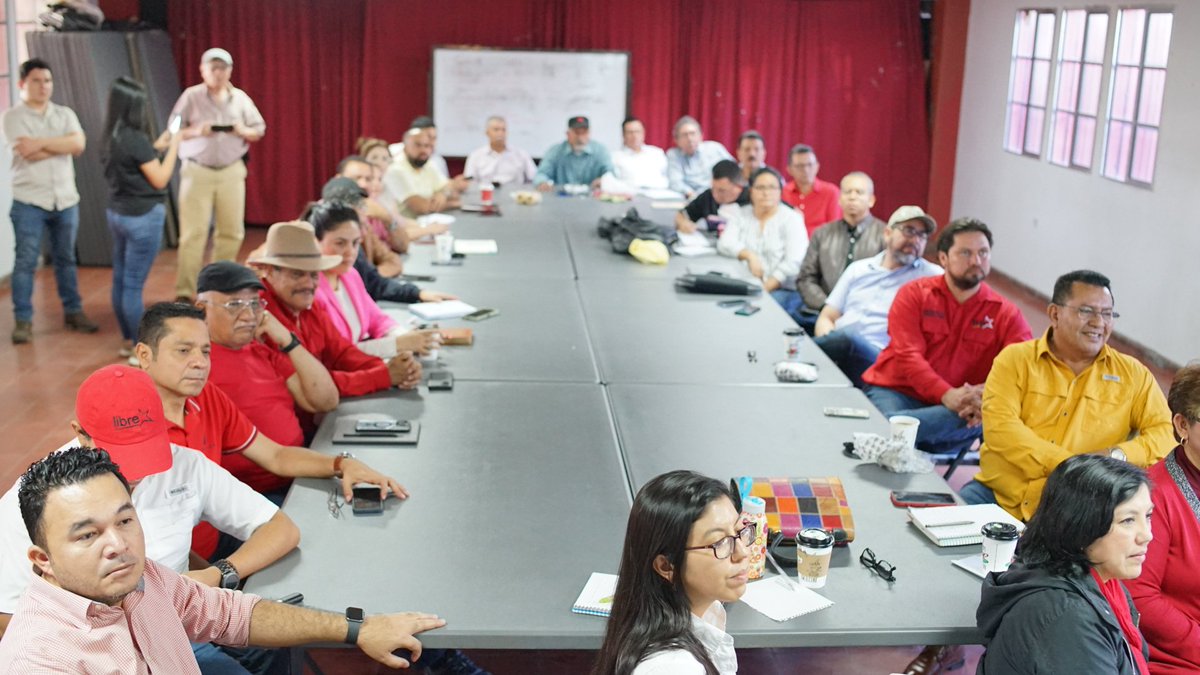 andrescastrohn's tweet photo. 🌺 Reunión con la Coordinación Nacional de la #frp y la participación de la compañera @riximga delineando ejes estratégicos para la continuación y profundización del proyecto refundacional #SomosResistencia https://t.co/whwFt6aqZy