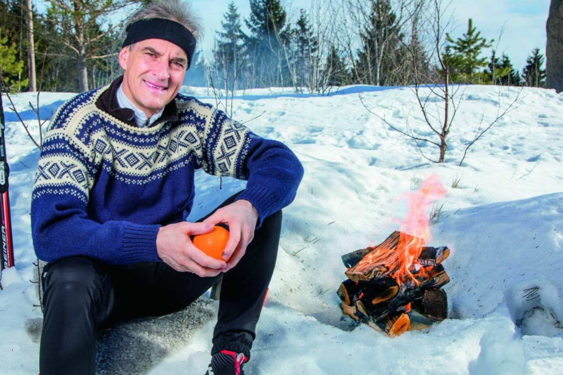 ryffer's tweet image. Påsken 2022: En forutseende Jonas Gahr Støre brenner sin egen masteroppgave, for sikkerhets skyld.