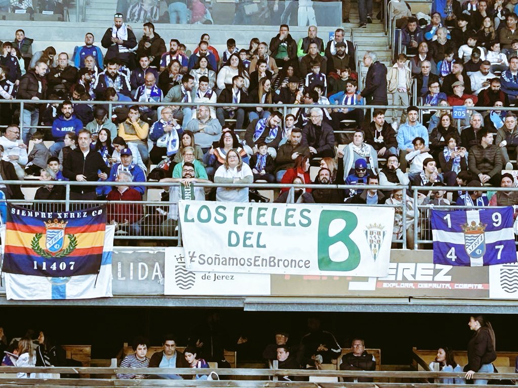 Ismael17Morell's tweet photo. Si os quiero más reviento, me dais años de vida 😘 Seguimos ⚽️🚘 #OnTourJerez #LosFielesDelB @luapezbio @MariRub46475941 @Sthr_Lpz 🤍💚 https://t.co/6Noj3arBCi