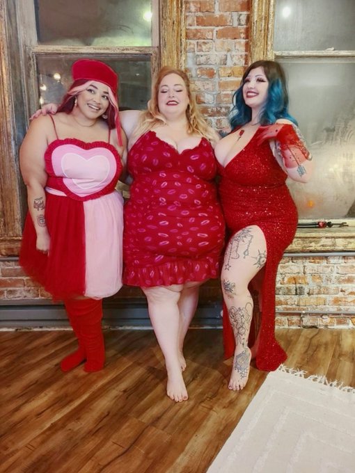 I'm so delighted at the amount of fuggin' hotness in this shot, I decided to take a nap! With @BigBigCherry<a href="/tag/bbw"class="tags"><span>#bbw</span></a><a href="/tag/ssbbw"class="tags"><span>#ssbbw</span></a><a href="/tag/bbwadventuresseattle"class="tags"><span>#bbwadventuresseattle</span></a>