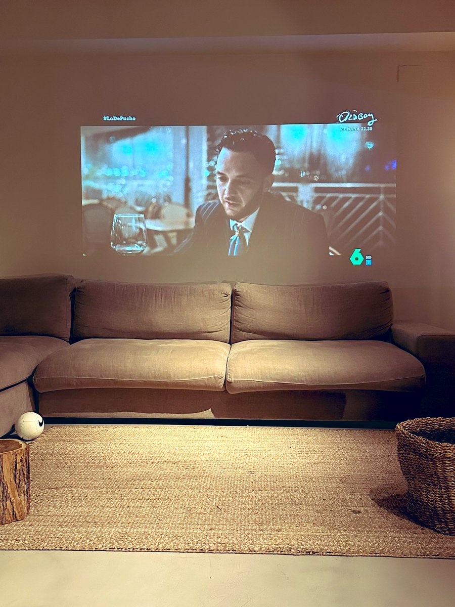 #LoDePucho como <a href="/c_tangana/">El madrileño</a> no cabía en mi tv lo he puesto en l proyector. Gran final con Lucio Battisti 🙌