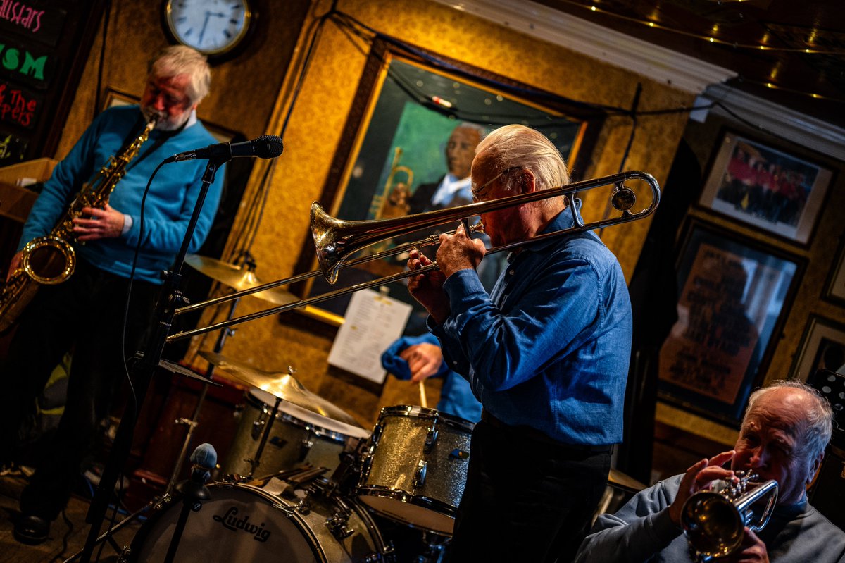 Sneak Peak of today’s visit to Bristol! We found a Jazz bar with amazing musicians! #photo #photography #jazzmusic #JazzifiedSundays #nikon 

📸 - Nikon Z6 50mm 1.8S