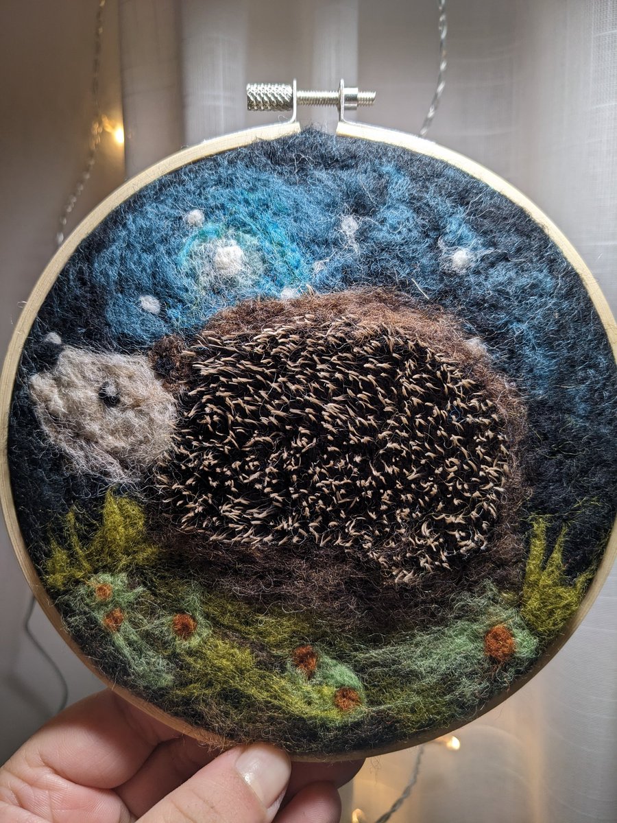 And she's done! First foray into felting and honestly excellent for when you're feeling a little bit stabby 🪡