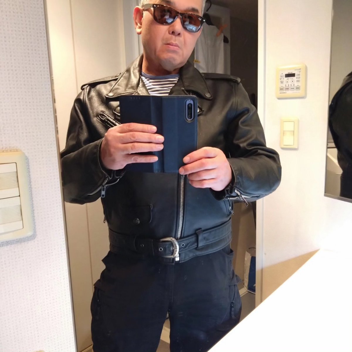 mutekinosu's tweet photo. Rock'n'roll scorpion

    WARLORDS
         nfty

Harajuku ctiy teddy rollers

ロックンロール　スコーピオン

ワーローズ
ニフティ

ハラジュク　シティ　テディー　ローラーズ

金色は一番と言う意味

逆文字は反逆者を意味 https://t.co/uCkStDufoe