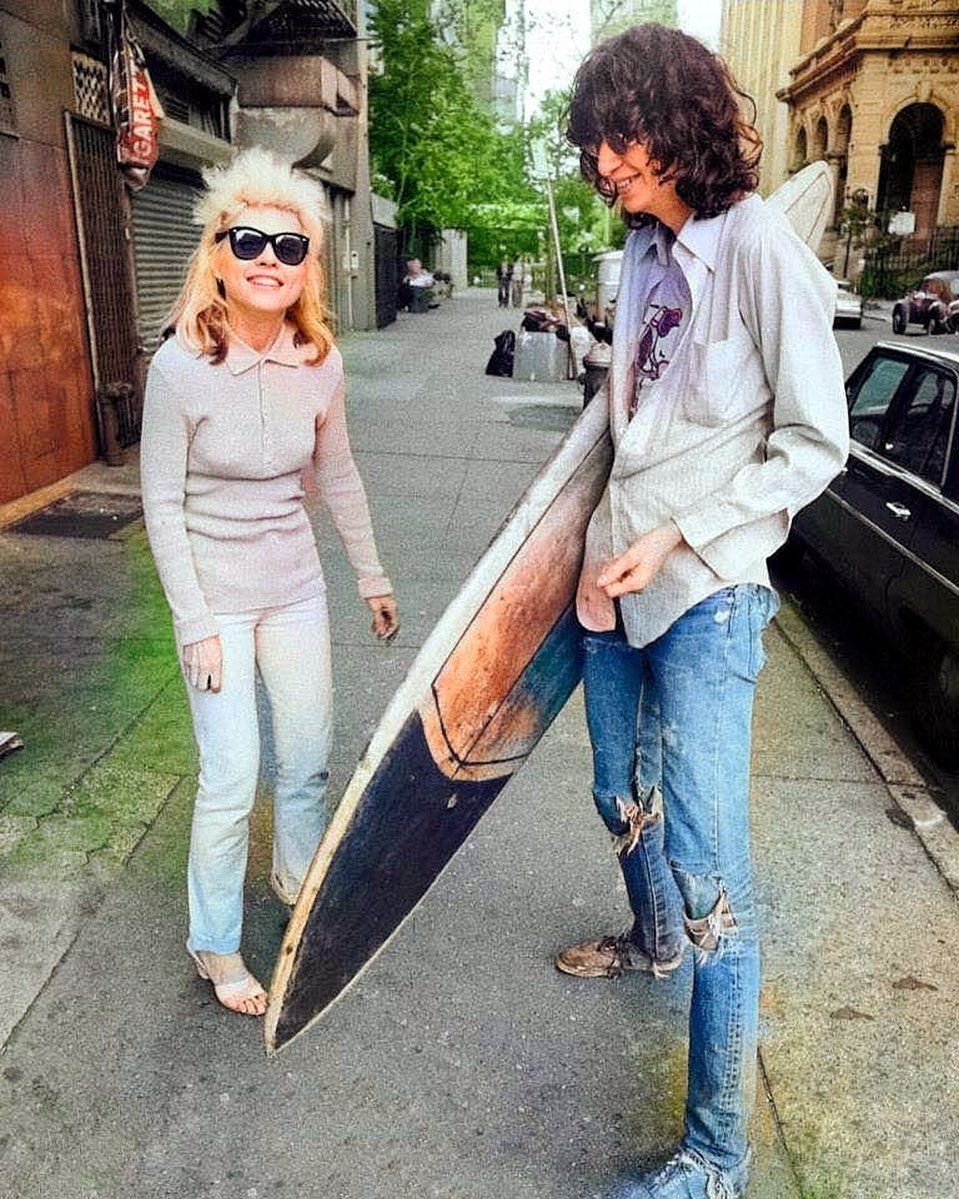 crockpics's tweet photo. Debbie Harry and Joey Ramone in New York City in 1977. https://t.co/sqGh7wNHrL