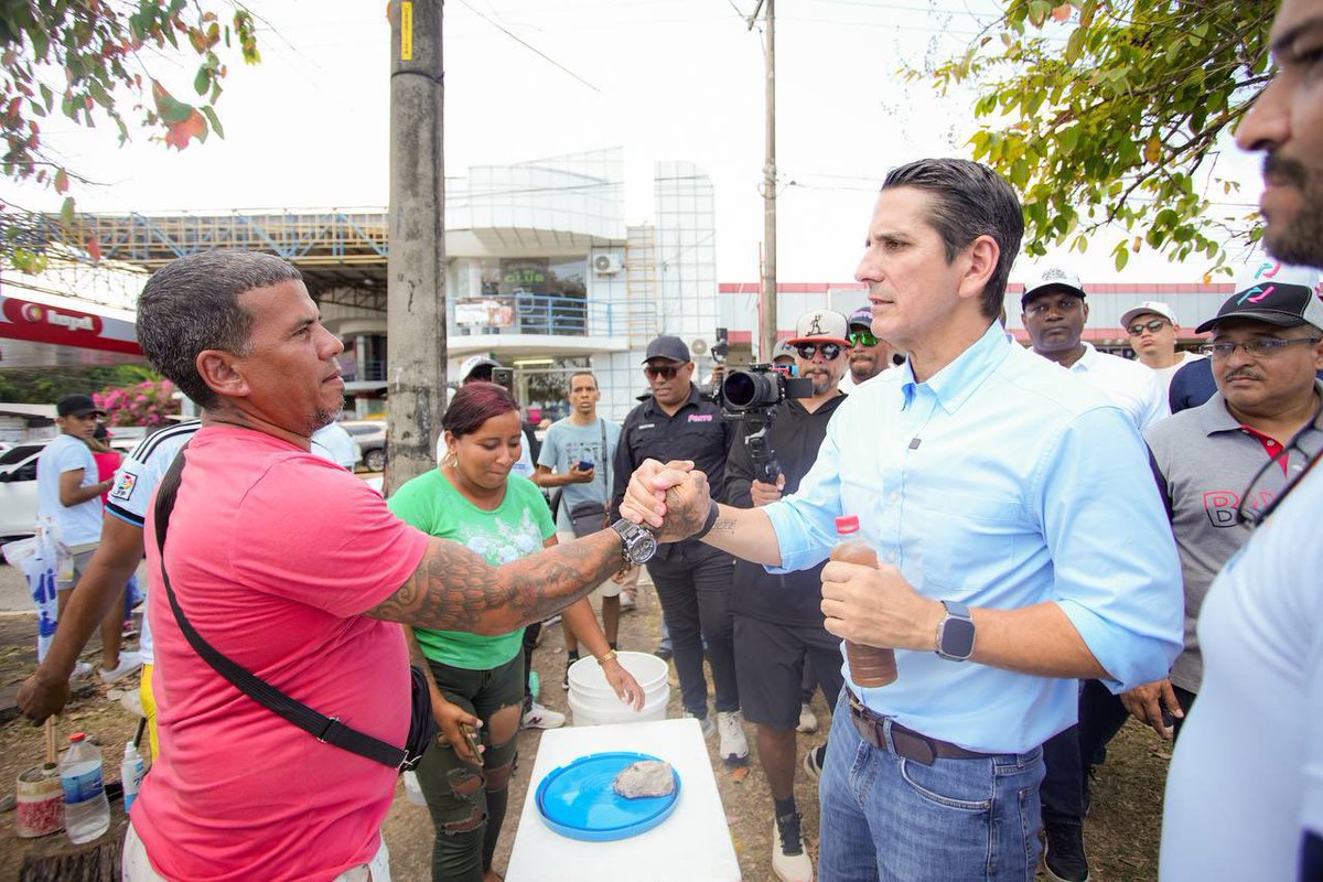 Nuestro recorrido de hoy en San Miguelito comenzó visitando a los vecinos de San Antonio con <a href="/romuloroux/">Rómulo Roux</a>. Sabemos que en estos 5 años, el gobierno no ha atendido las necesidades de la gente, pero esto va a cambiar cuando, en este equipo, ganemos el 5 de mayo.
#EstoTieneQueCambiar