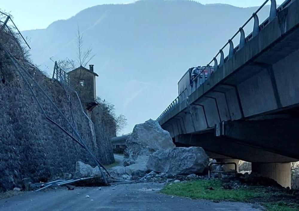 ⚠️𝗘𝗩𝗘𝗡𝗧𝗢⚠️
𝟭𝟮-𝟮𝟬 𝗴𝗲𝗻𝗻𝗮𝗶𝗼 𝟮𝟬𝟮𝟰 - Numerose frane su infrastrutture viarie e ferroviarie ad inizio 2024 - polaris.irpi.cnr.it/numerose-frane…

#rischioidrogeologico #dissestoidrogeologico #frana #veneto #campania #piemonte #PROTEZIONECIVILE
(Foto VVF)