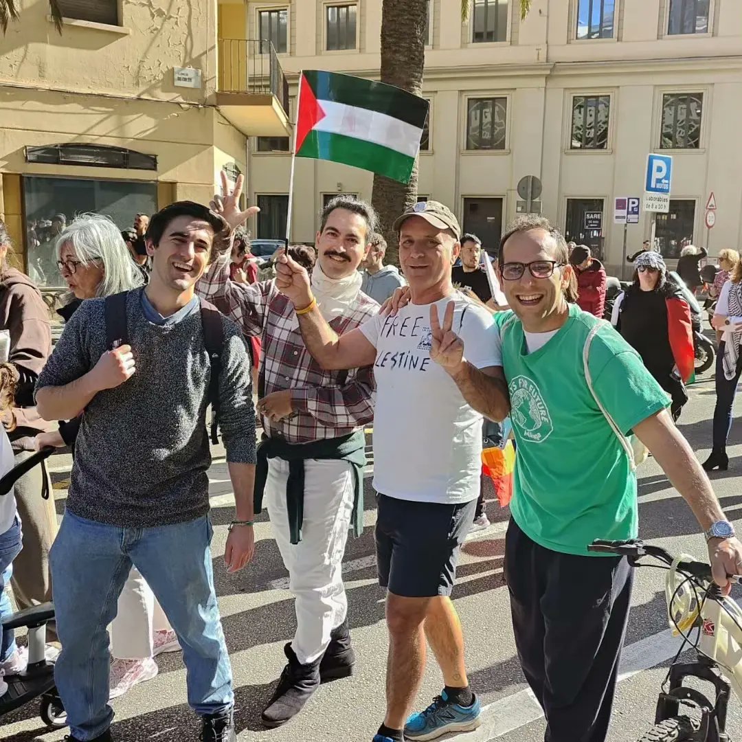 Alvarobateria's tweet photo. Málaga sale a la calle y exige el fin de este #genocidio. Queremos paz, queremos a los pueblos libres, queremos a los niños y niñas felices y no escuchando bombas caer. ¿¡En qué puñetero siglo vivimos!? ¿¡DE VERDAD LA HUMANIDAD NO DAMOS PARA MÁS!? #Basta #FreePalestine 🇵🇸 https://t.co/3vrqeuWZer