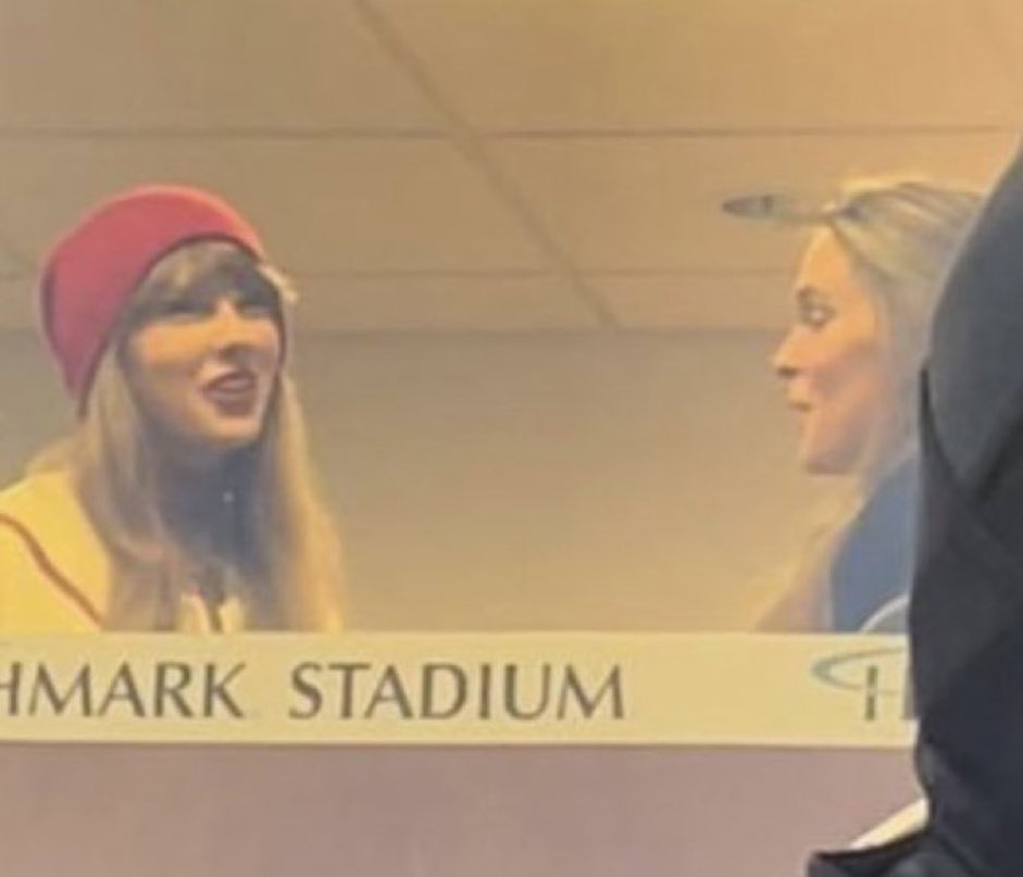 ChicksInTheOff's tweet image. Taylor Swift &amp;amp; Kylie Kelce in their suite at Highmark Stadium