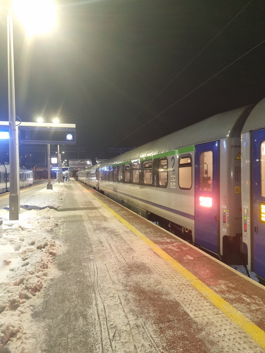 mikolajperz's tweet image. Pociąg @PKPIntercityPDP Gałczyński przyjechał na Warszawę Gdańską opóźniony o 10 min, co oczywiście nie mieści się w standardach IC, więc musi jeszcze postać kilkadziesiąt minut. Część osób uznała, że szybciej dojedzie autobusem lub weźmie Ubera...