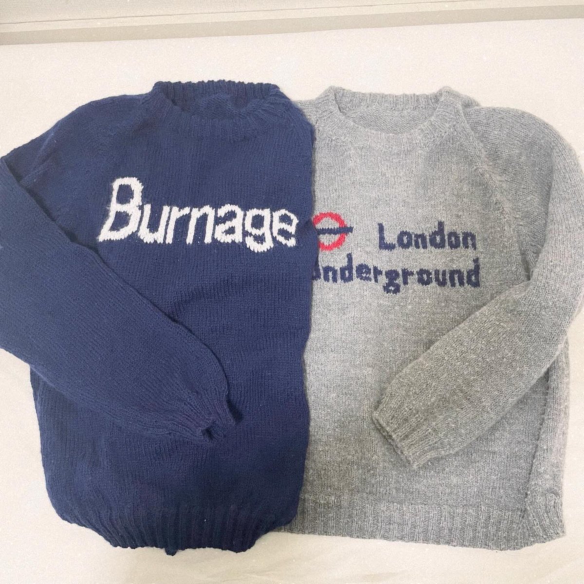 mukumum's tweet photo. 昨年の「トレーナーみたいなセーター」の色違いで、マンチェスターの駅のホームの看板ロゴ #Manchester  #knit #handmadeknits  #聖地 #推しの実家の最寄り駅のホームの看板 #gallagher https://t.co/K1qXVYV5kx