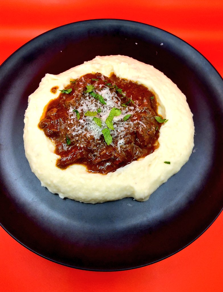 Ht_Gourmet's tweet image. Braised Beef Chunk with a creamy mashed potatoes, topped withfresh grated parm and parsley.
#beef #mashedpotatoes