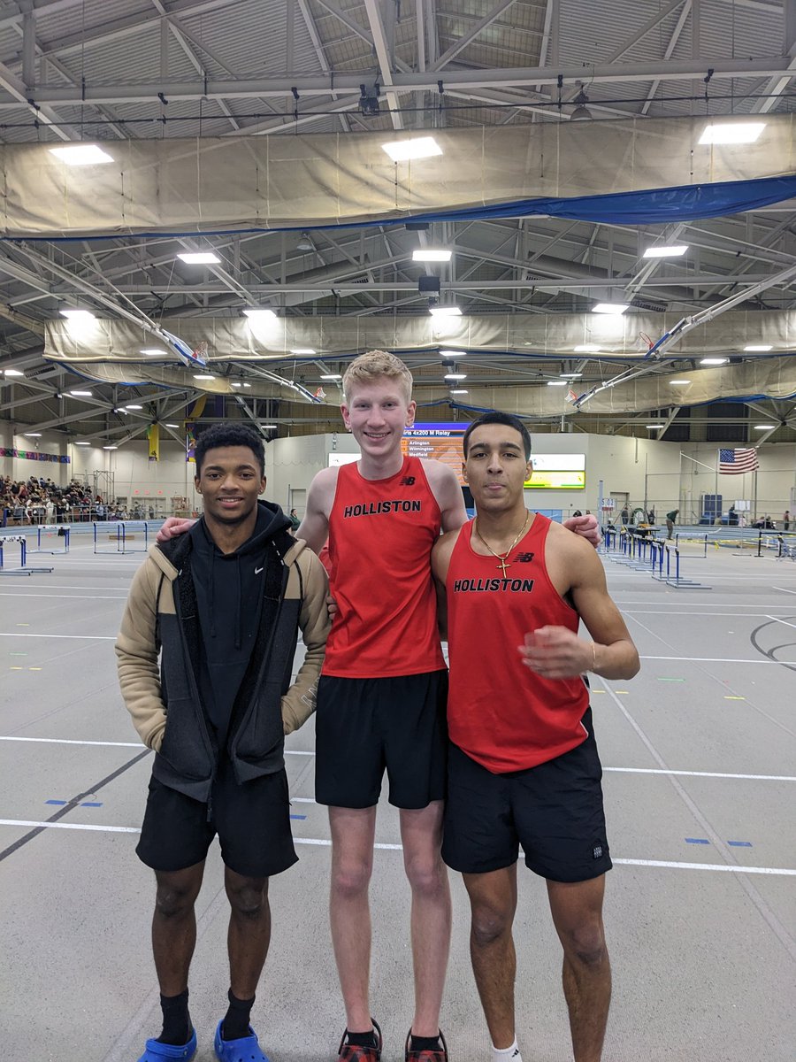 Holliston Boys High Jump Relay 17'6' new school record at @MSTCA1 D4 relays. Vargas, Cornwell and Lima