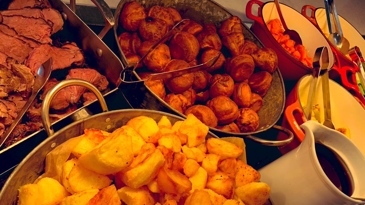 SFSOxford's tweet image. Roast beef and Yorkshire puddings for Sunday lunch! 😋 #ILoveBoarding #SundayLunch #BoardingWeekend