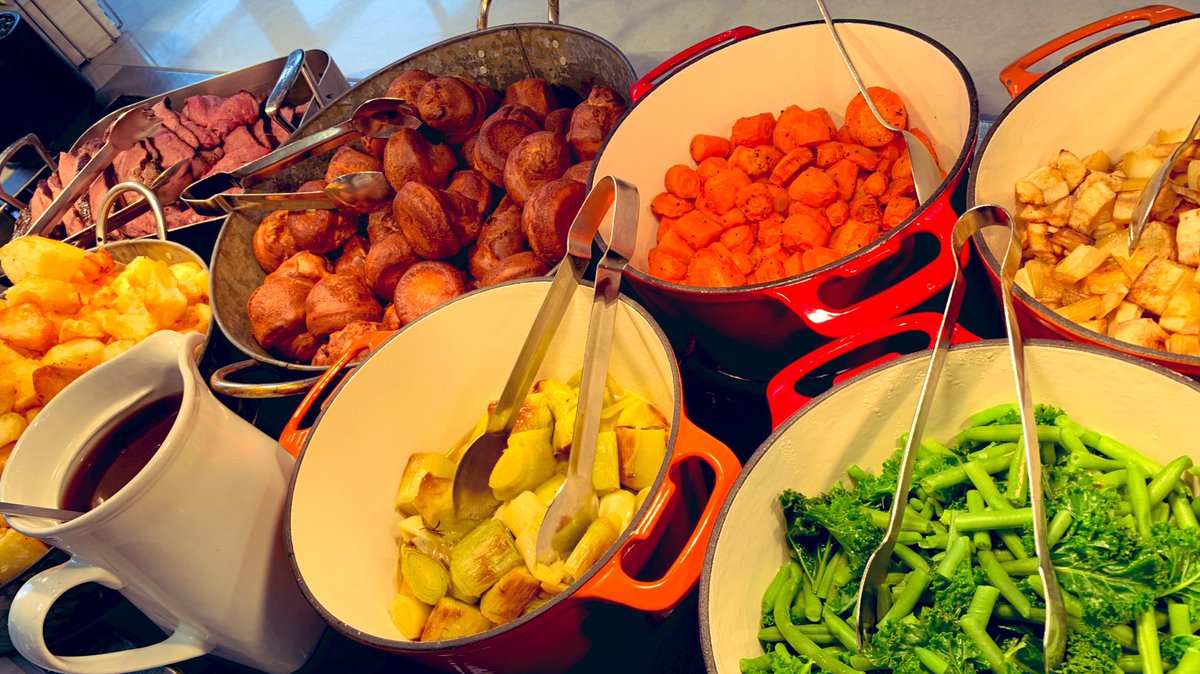 SFSOxford's tweet image. Roast beef and Yorkshire puddings for Sunday lunch! 😋 #ILoveBoarding #SundayLunch #BoardingWeekend