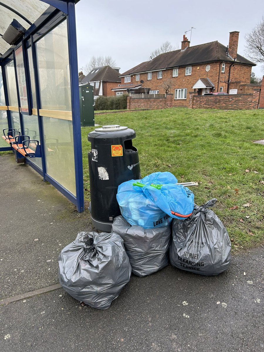 Kimbohud's tweet image. Got asked while litter picking, by a man in a van, WHY I “do it?” when I pay my council taxes to @BhamCityCouncil?
If our little merry band of pickers in Kings Heath &amp;amp; Brandwood DIDN’T do our bit, I would be as bad as those who dump it wouldn’t I? #doyourbit