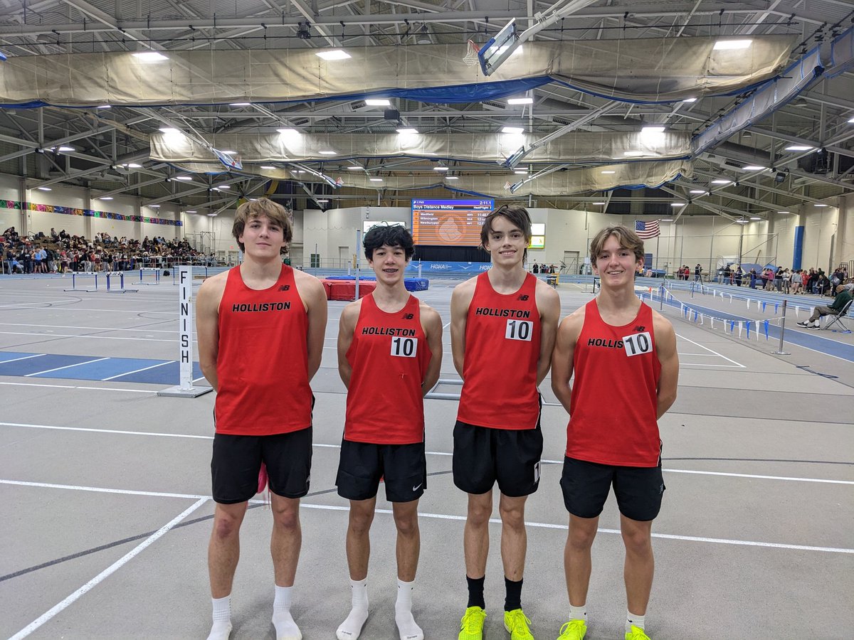 Holliston Boys Distance Medley Relay run 11:18 and misses school record by .17. But great 2nd place finish at @MSTCA1 D4 relays. Burgett, Suhajda, Florendo, Henson.