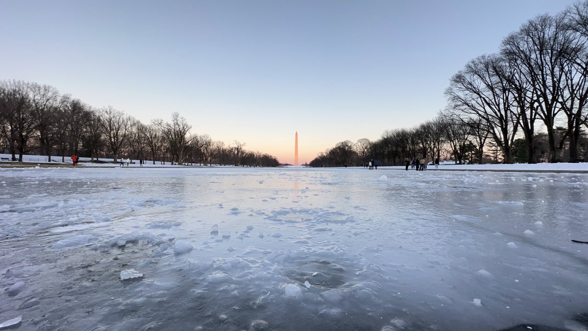 JoeMartinezTV's tweet image. The #ReflectingPool froze 🥶 #DC #WashingtonDC