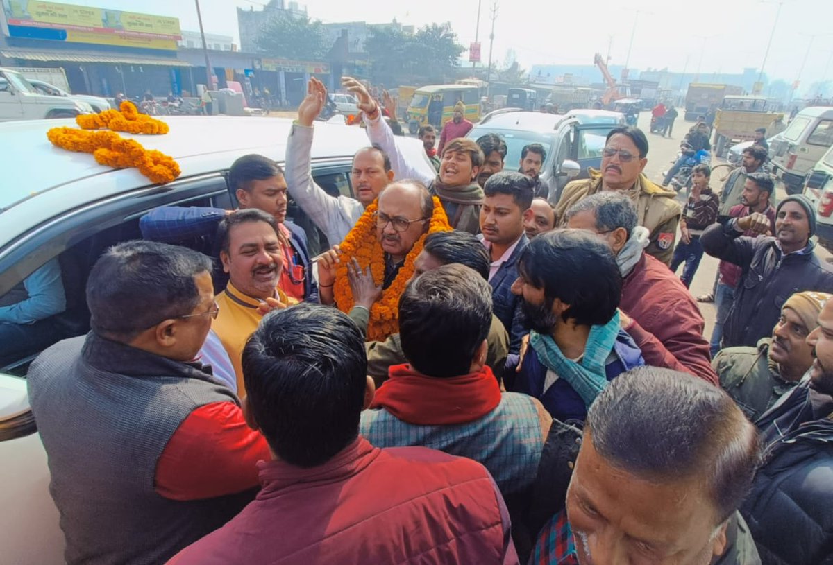 SidharthNSingh's tweet photo. बस्ती लोकसभा क्लस्टर प्रभारी बनने के बाद आज सिद्धार्थ नगर एवं बांसी विधानसभा क्षेत्र पहुंचने पर पूर्व मंत्री श्री @drdwivedisatish जी एवं पार्टी कार्यकर्ताओं द्वारा मिले स्वागत एवं सम्मान के लिए हृदय से आभारी हूं। https://t.co/Zu3FJYPamw
