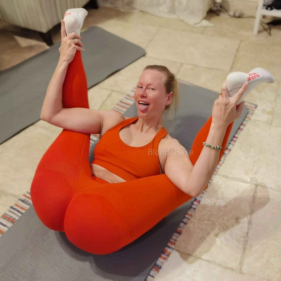 Dehnen nach dem Sport ist wichtig 😜😜😜 #blondehexe #blondehair #fitgirl #fitnessmotivation #mariawolters #stretching https://t.co/CnhxLGJrXf