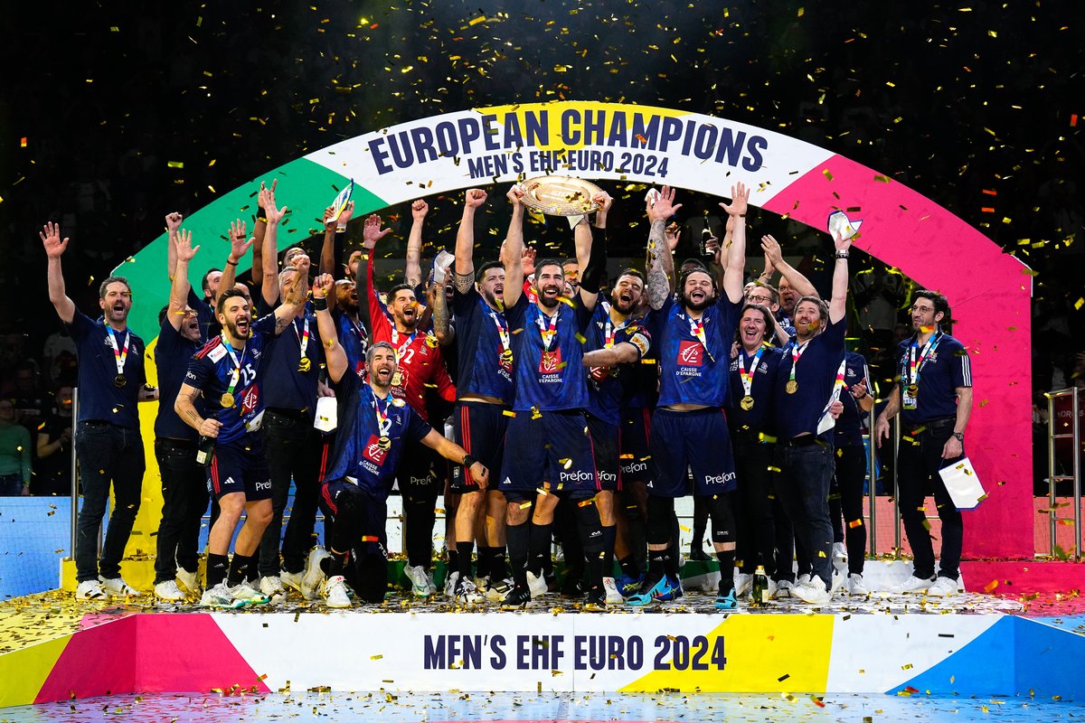 𝐍𝐎𝐒 𝐁𝐋𝐄𝐔𝐒 𝐂𝐇𝐀𝐌𝐏𝐈𝐎𝐍𝐒 𝐃'𝐄𝐔𝐑𝐎𝐏𝐄 ! 🏆 Pour la 4 ème fois de son histoire, notre Équipe de France de Handball devient championne d'Europe en battant le Danemark 33-31 🔥 📸 : @ffhandball