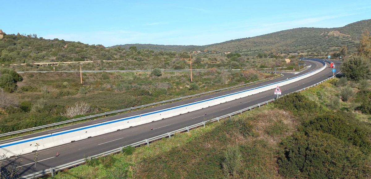 StradeAnas's tweet photo. 👉Realizzati 2,5 km di nuove barriere spartitraffico centrali su un tratto della #SS131 “Diramazione Centrale Nuorese”, tra Posada e Budoni e avviata l’ultima fase delle lavorazioni con l’obiettivo di portare a 3 i km di nuove barriere realizzati complessivamente nel tratto. https://t.co/w8y8sUTlGD