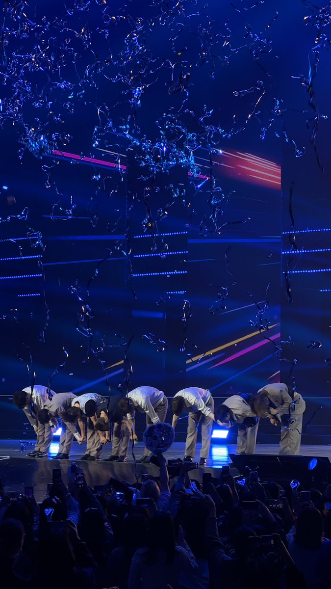 fiishnim's tweet photo. 240127-28 SJ FAN PARTY  文長慎入⚠️

💻：每次看完SJ演出的ELF會說這樣的話「因為相信而看的SuperJunior」，我認為那個原因是我們也相信著台灣的ELF所以才會來，大家～我愛你們～

👑：我在唱歌的時候有了很多想法，就是「即便我們年紀逐漸增長也會一直一起」這樣的歌詞，我真的很喜歡，雖然沒辦法常常來高雄，但每次來的時候我都會和成員做足準備一起來的，謝謝大家跟我們一起共度今天，愛你們！

🐯：今年是我們出道第19週年，時間真的過得很快呢，真的不知道會跟大家一起度過這麼長久的時間，和大家真的累積了很多回憶，希望之後可以留下更多的回憶，真的能讓我們相信而前進的原因只有你們，我們會相信你們走下去的！

☁️：其實對我而言隨著時間的流逝、年紀一歲一歲的增長產生了某些不安的感覺，每當我有一些動搖的時候，去年也是今年也是，是大家抓住了我，雖然我可能無法完全明瞭大家的心意，雖然我有許多不足之處，可是我會努力地抓住跟理解大家的心，希望在今年可以度過非常幸福的一年，我會以更多樣的面貌跟大家見面的，一直很感謝你們愛你們。

💵：跟成員這樣活動久了會知道一件事，這樣大家講話，都能感受到大家都是付出真心，到目前這邊為止，他們講得連我都深受感動的話的時候，就能感覺出來台灣對我們來說是珍貴又特別的地方。從我們年幼的時候，你們就陪伴著我們，接下來你們遇到辛苦的時候，不要忘記你們不是一個人。

🍷：我覺得之後可以常常來台灣很幸福，因為每次來都獲得大家的支持，我們才有更多的機會可以來，可以更常來嗎？今天我非常非常非常感謝大家，你們的愛我感覺到了，我也永遠愛你們，謝謝大家。

🌙：昨天跟今天我們台灣ELF們真的準備了很多應援食物在我們的休息室，從昨天開始還在休息室準備了按摩椅，所以我真的很舒服的接受了按摩，真的非常非常感謝你們。其實我有一首測試自己體力的歌，我們從SS4開始表演美人阿band編曲版，這個版本幾乎表演了13年之久，這個版本真的要一直奔跑用盡體力的歌，所以我想試試看究竟能用這個版本表演多久呢？直到那天來臨我們一起走下去吧。

🐤：台灣的ELF們，你們真的是什麼呀？為什麼這麼完美？在我們休息室準備了這麼多東西，還有mini汽車，我看著大家為我們準備了這麼多細節的部分，讓我感受到大家有多麼的愛我們，就像大家一直在我們身邊一樣，我們也會一直抓著你們的手站在你們身邊成為你們最好的夥伴。

很多人其他家的粉絲都很羨慕老少年這樣三天兩頭的就往台灣跑，但我認為因為台灣ELF真的值得被他們這樣對待啊
從金曲獎第一次正式受邀來台，到SJM來台灣LS，接著SuperShow4在台灣連開四天，還有KKBOX長達121、209週的第一，以及每次都很用心的排字應援
就像他們說的我們之間的回憶太多了，多到我們之間已經有了足夠的信賴，讓他們可以不用擔心的來台灣開演唱會，對於彼此能成為這樣的存在真的覺得很感謝也很感動

我一直以為隨著年齡的增長，我會慢慢的放下這樣的追星模式，19年的K FLOW2也曾經因為工作太忙本來決定不參加了，但最後還是在演唱會前一兩天收了朋友的票進場，多年後的FAN PARTY也認為看一場就夠了吧，最後卻還是兩天都簽到了，才發現對老少年的喜歡並沒有因為時間的流逝而消失，我還是很喜歡老少年啊，不想錯過與你們見面的機會，想在台下回應著你們「우리는 엘프예요」 才甘願，曾經以為長大了就該有自己的人生，不能再追著他們跑了，但到頭來我還是在這裡，與其說是我在台下支持著你們，倒不如說是台上的你們引領著我前進，謝謝你們陪伴了我從懵懂的學生時期一路到了出社會，我的人生有一半以上的時間都是和你們一起走過的，未來的日子還很長，就算有一天你們跳不動我們站不動了，我們也要繼續成為彼此的依靠一起走下去，就算知道世界上沒有永遠，我也想和你們許下永遠這樣的約定，永遠在一起。

#슈퍼주니어 #이특 #희철 #예성 #신동 
#은혁 #시원 #동해 #려욱 #규현