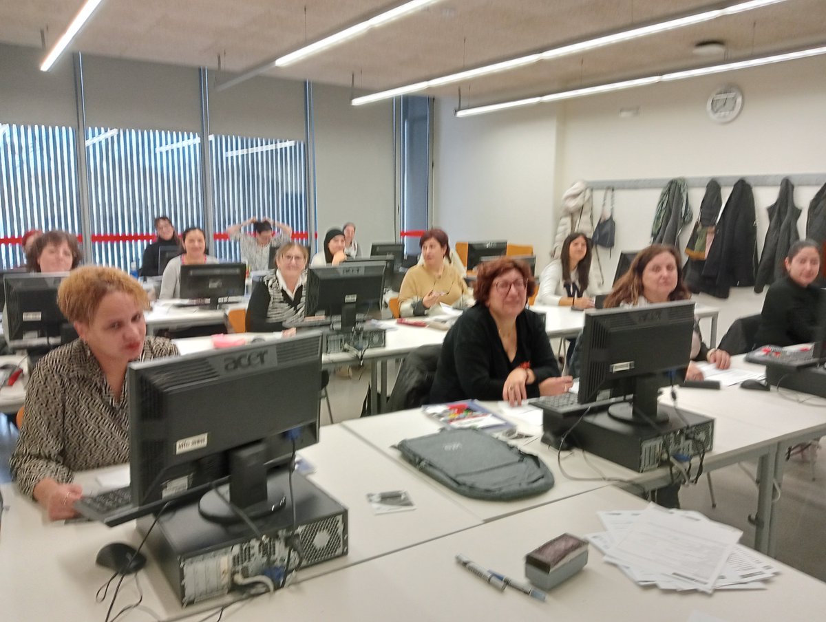 IDFOGirona's tweet photo. Iniciem la #FOAP d'Operacions auxiliars de serveis #administratius i generals,#subvencionada per @ocupaciocat. 470 hores en les que les alumnes s'endinsaran en els coneixements per distribuir, reproduir i transmetre informació i documentació en tasques administratives i de gestió https://t.co/FQZ7njdyvZ