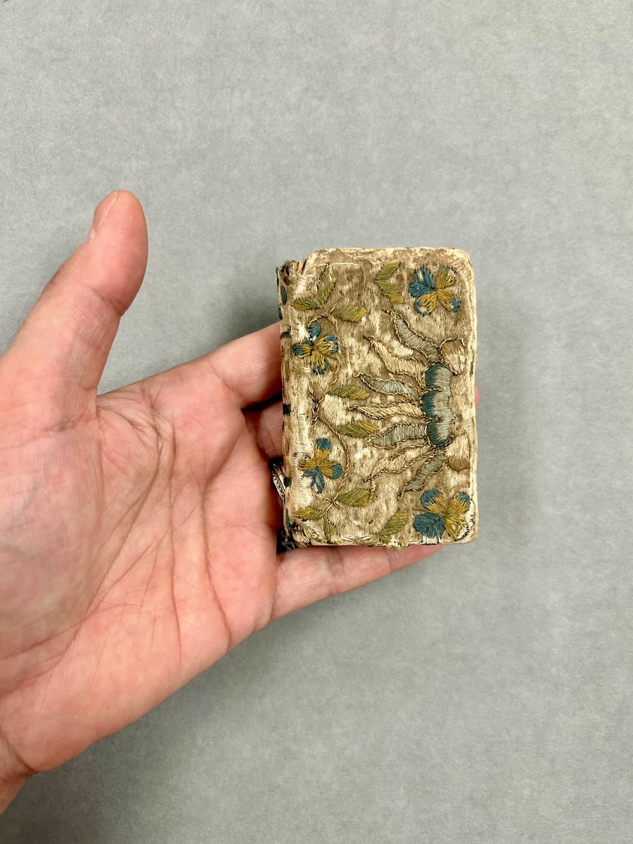iamkristinesr's tweet photo. Something for #MiniatureMonday and #TextileTuesday @theUL 
This beautiful little embroidered binding is the subject of a model in #CULconservation 📚🪡 

BSS.201.C00.10, the whole book of psalms, c.1600, England.

#cambridgeuniversitylibraries #EmbroideredBinding https://t.co/r4tfx2usQ9