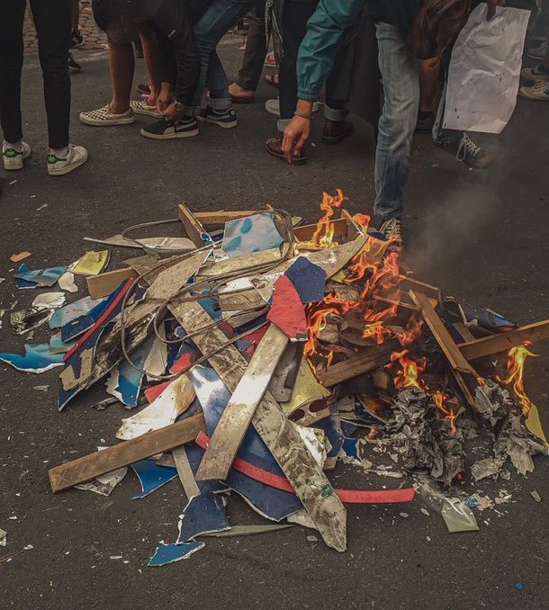 Hari ini 1 tahun yang lalu, sejarah ditulis oleh Arek Malang. Ini hanyalah awal dari perlawanan karena kegelisahan. 135 nyawa manusia tak akan pernah bisa dibayar lunas oleh Arema FC, PSSI dan para aparat yang terlibat. 

Ingat, dasar perlawanan kami adalah ketidakadilan. #UTLR