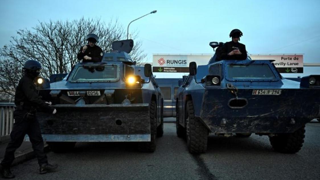 FBZZ19's tweet photo. Après avoir laissé la France pillée et tous les édifices publics brûlés pendant 1 semaine par les racailles , Darmanin envoie les blindés contre les agriculteurs , des Français qui se tuent au travail pour nous nourrir ! https://t.co/MqwCF9GvZo