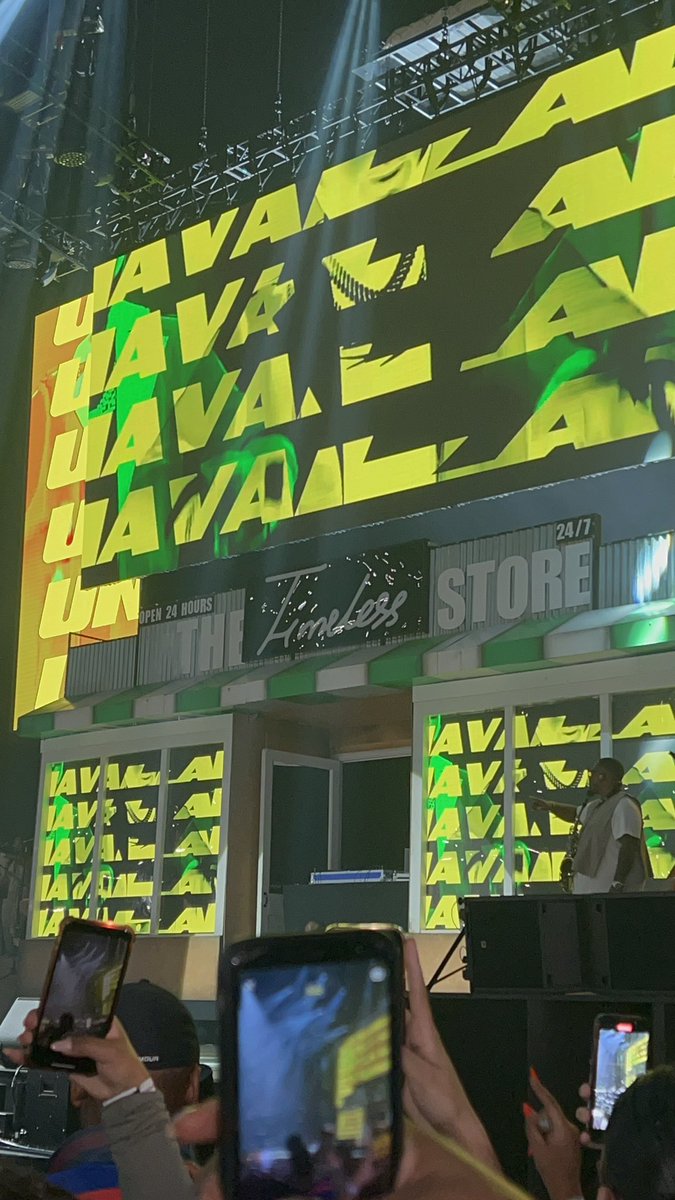 ElleErinle's tweet image. For the finale
@davido brings out Musa Keys for hit UNAVAILABLE ✨✨✨✨
Electrifying moments! Thank you OBO!

#DavidoatO2