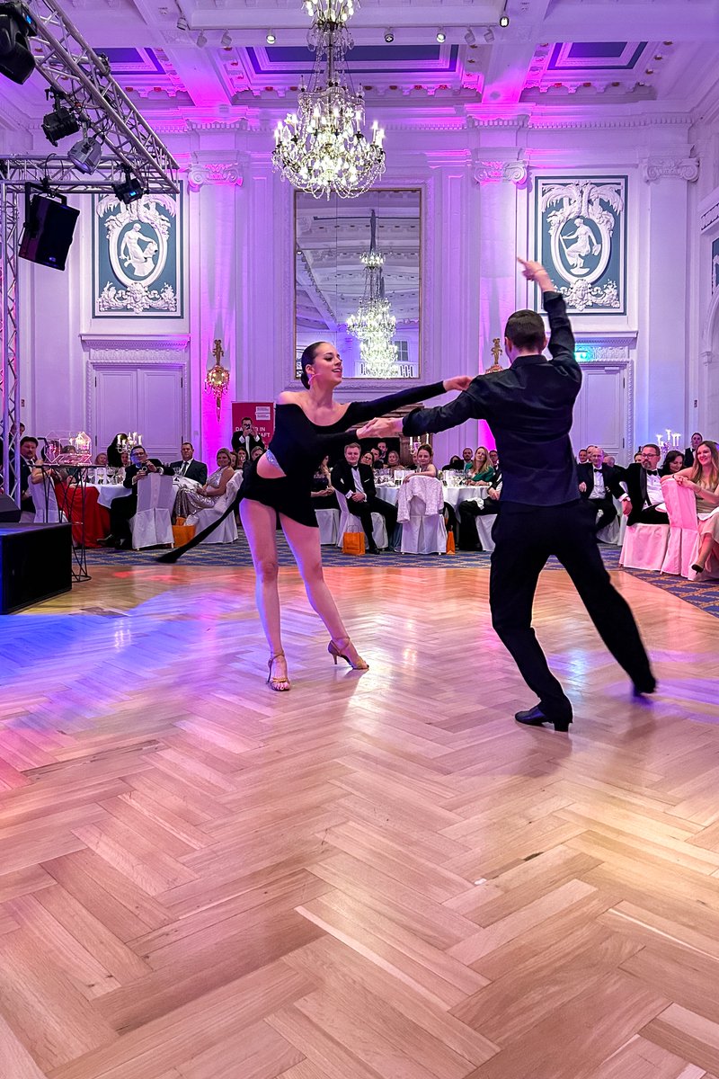 Fantastische Stimmung am Samstagabend im @HotelAtlanticHH: Die <a href="/FamU_HH/">Die Familienunternehmer - Metropolregion Hamburg</a> und die <a href="/JungUnt/">DIE JUNGEN UNTERNEHMER</a> hatten – gemeinsam mit dem AGA und dem <a href="/VdU_eV/">VdU-Unternehmerinnen</a> – zum 2. Norddeutschen Unternehmerball eingeladen. Unsere Kollegin Josie Kröger war dabei 🥂#Event #Hamburg