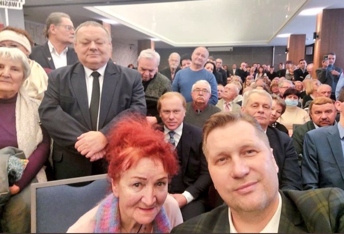 AgawaAga's tweet image. W powietrzu unosił się odurzający zapach kulek na mole, naftaliny i czegoś dusznego, nieuchwytnego…
To zapach klęski PiS‼️

#KoniecPiS‼️
#IchJużNieMa