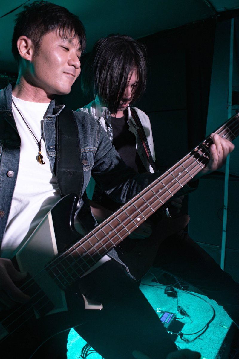 funnybunnyken's tweet photo. #ギープラ
#GooLD

 弦楽器隊とよくやる指差し https://t.co/JMzqRYtuS5