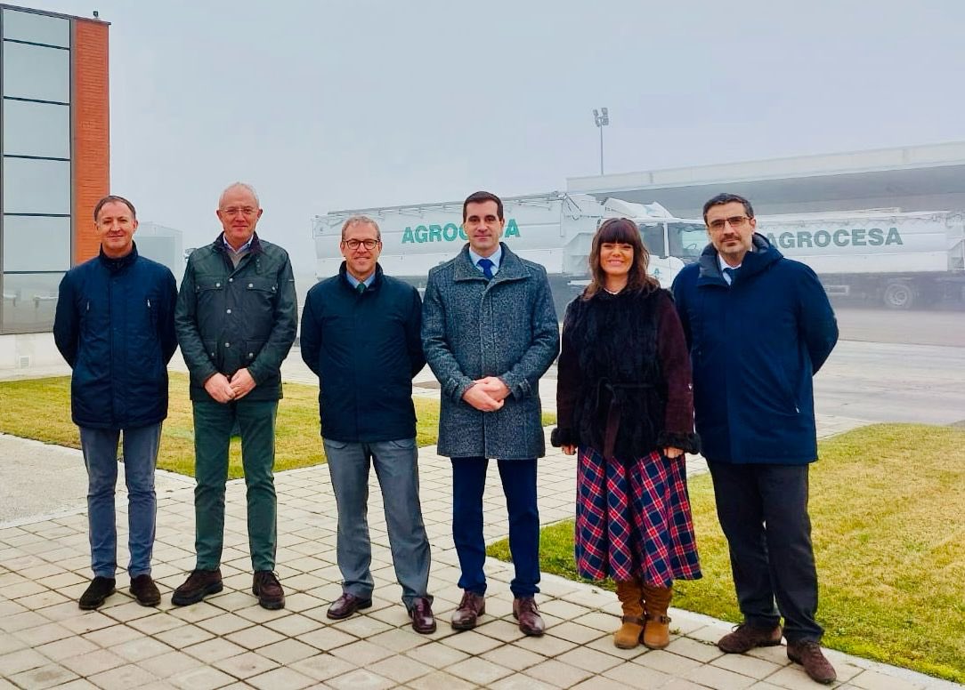 El Teniente de Alcalde, Roberto Martínez Pérez y la Concejala, Noelia García Blanco, visitaron la empresa Agrocesa y mantuvieron una reunión con los responsables para analizar su situación en el contexto actual. Posteriormente realizaron una visita por las instalaciones.