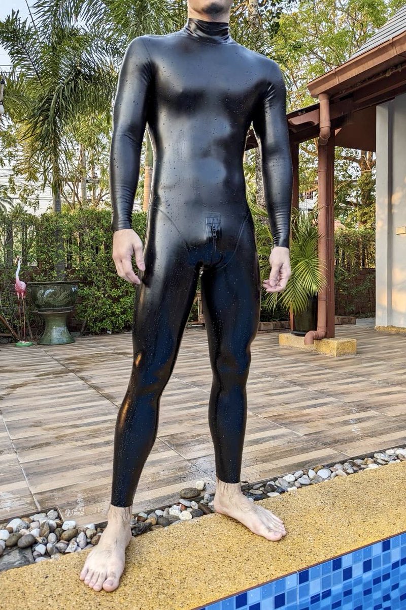7ai7ang7ai3's tweet photo. Relaxing swim in latex suit after photo shooting~

Like how tight the suit stick to skin after getting out from water!
Also surprising with how matt latex turn out after water, look like a really thin smoot skin wetsuit or those vintage wetsuit to me.

📸: @Rubberforfun https://t.co/kvpfmtf7YH