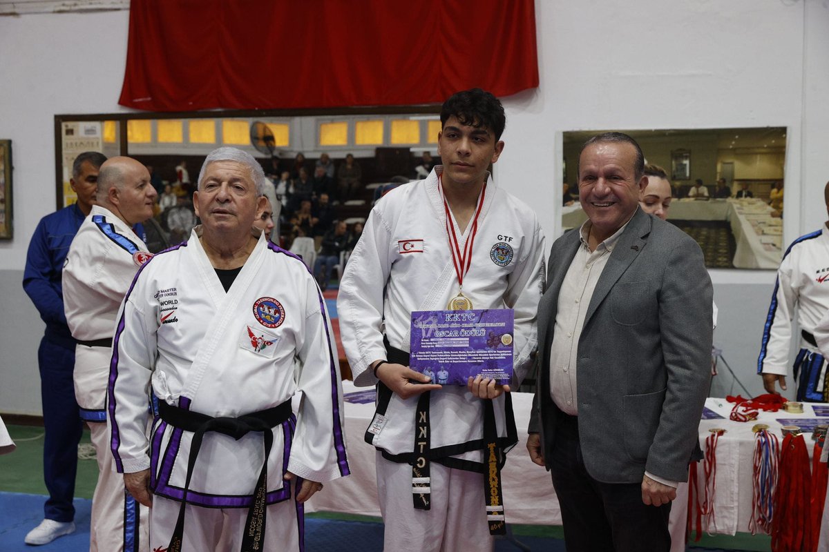 Başbakan Yardımcısı Turizm Kültür Gençlik ve Çevre Bakanı Fikri Ataoğlu, Girne Avrasya Taekwondo Merkezinde Taekwondo Karate Aikido Kurash Wushu Muaythai Federasyonu'nun Oscar Ödül Töreni ve 47. Olağan Genel Kuruluna katılarak, başarılı olanlara ödüllerini takdim etti.