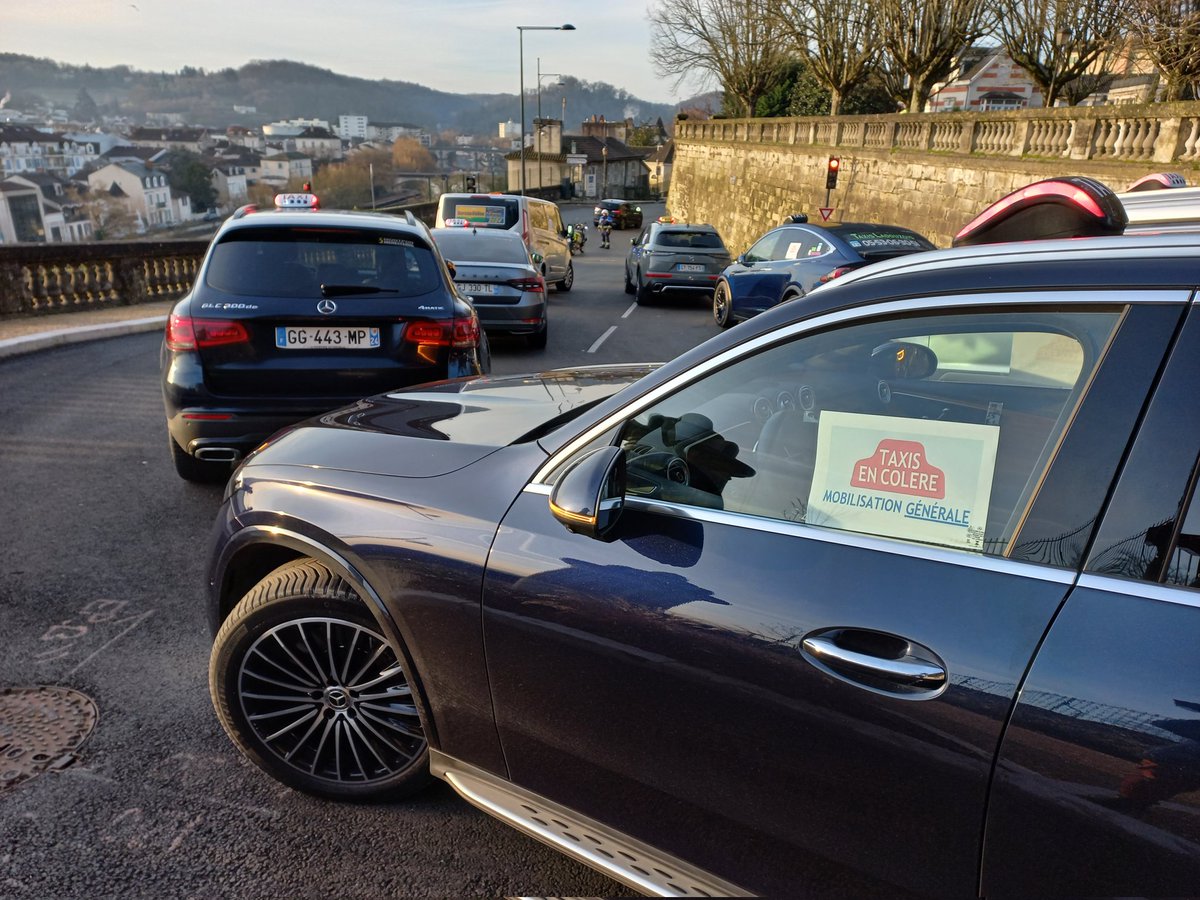 L'opération escargot reprend avec les chauffeurs de taxis de Dordogne : direction la rue Saint-Front et le centre de la communication. Ici, à bord de la voiture de Paul Durin, co-président du syndicat des taxis de la Dordogne