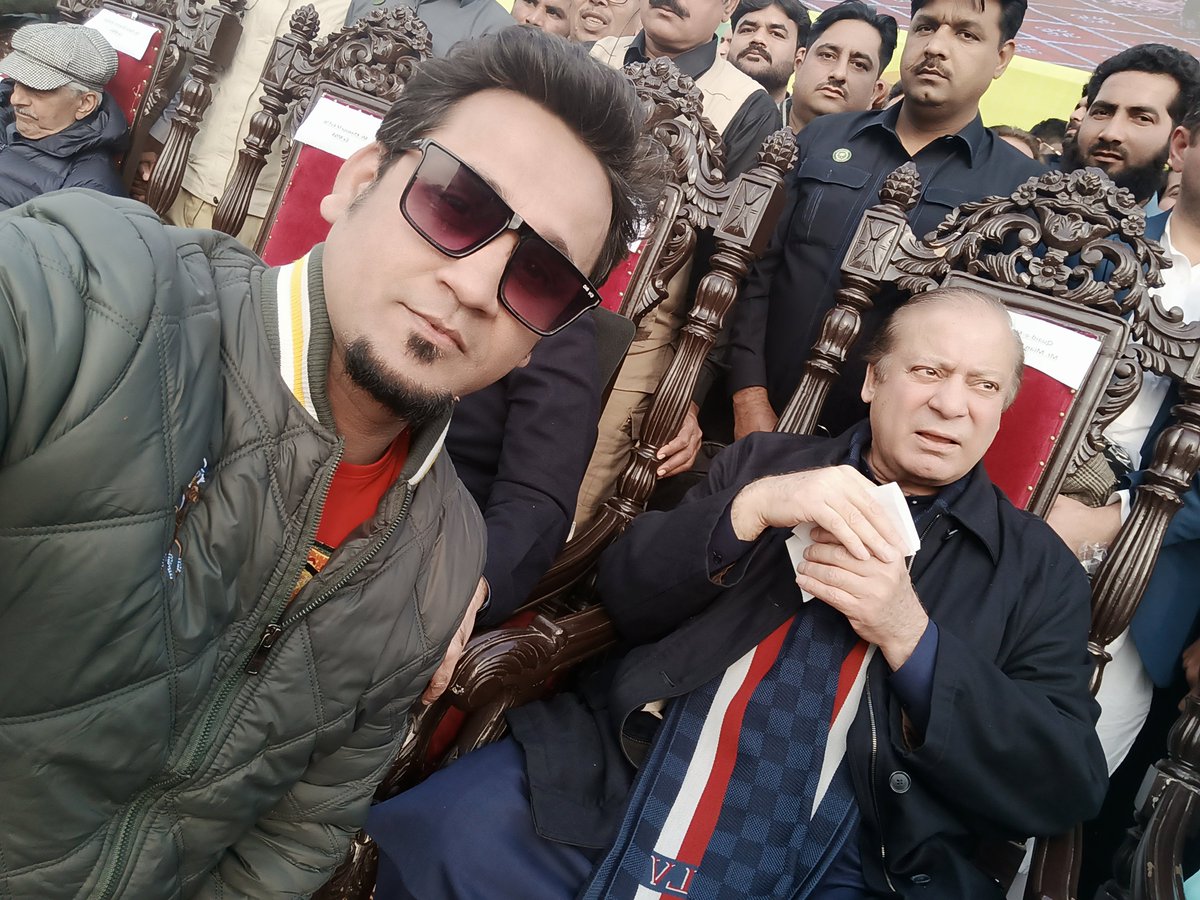 Quid e Mutersn <a href="/NawazSharifMNS/">Nawaz Sharif</a> k Sialkot jalsay main live perform kia apna he gaya ha song #mian_de_naray