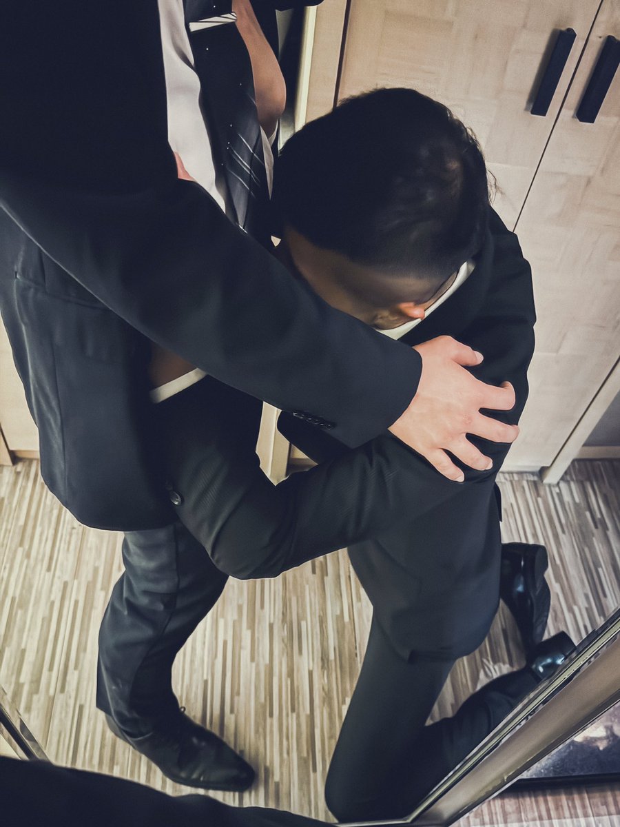 一進房間
直接衝過來跪下🫣

只好拿東西出來犒賞了🫡
#suit