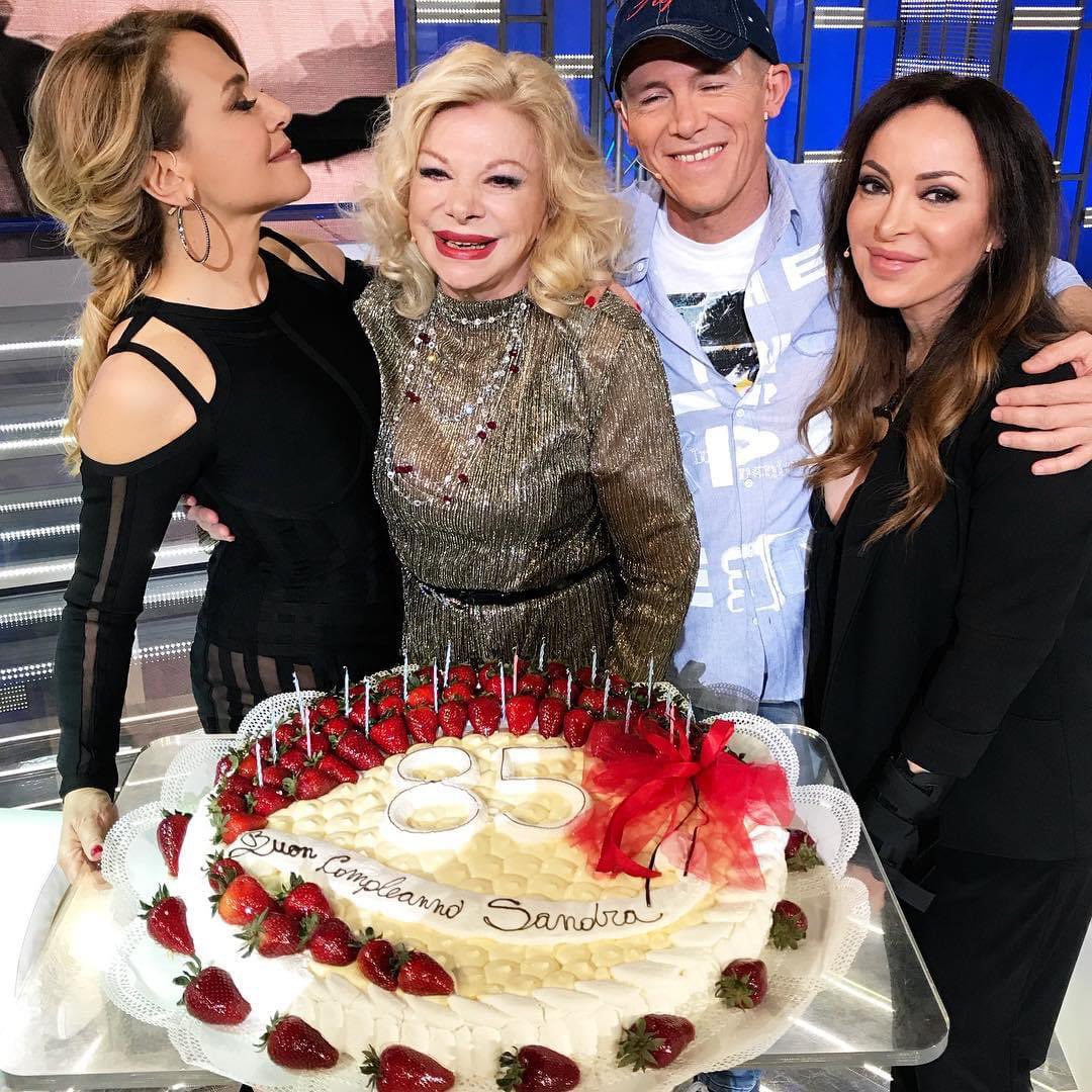 carmelitadurso's tweet photo. Sandra… Tanto tempo passato insieme… Due anni di tournée in giro nei teatri d’Italia e tu sempre così carina, continuamente accanto a me, anche dopo… Nei momenti più inaspettati tu c’eri sempre, con una telefonata o con un messaggio… Un abbraccio ai tuoi figli… #SandraMilo https://t.co/4CODUDK8Q1