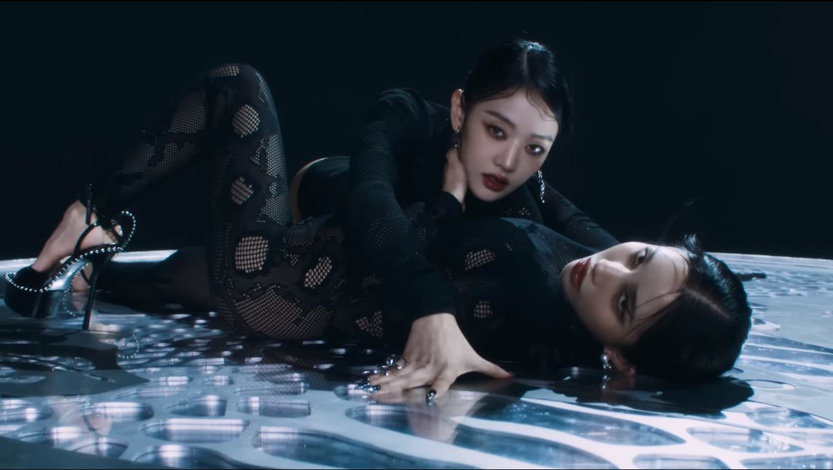 "im a top super lady" girl you're bottom !