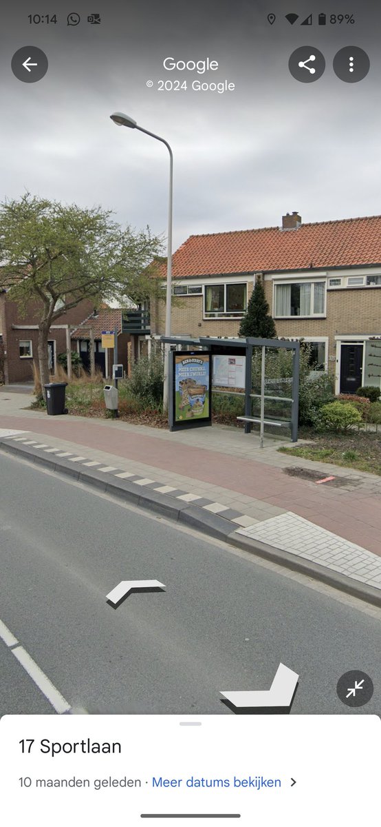 Hoi <a href="/GemWestland/">Gemeente Westland</a> . Kunnen die lui die de reclame verwisselen hun bus ook niet hier op het fiets- en voetgangerspad parkeren om 0815 op de sportlaan? Een vrouw met kind ging bijna onderuit omdat ze 30 cm had om te passeren en er een verhoging zit. Parkeerplek is 5 meter verder.