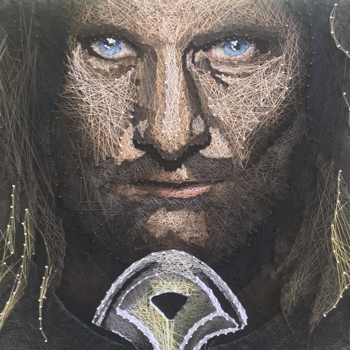 OrenjiThreads's tweet photo. Aragorn, son of Arathorn, completed in threads. 
Denethor is still being a dick, so he’s looking for a new home. 
45x60cm, cotton thread and acrylic on board. 
@ViggoArt 
#art #portrait #detail #aragorn #lordoftherings #stringart https://t.co/B29IvLNdK8